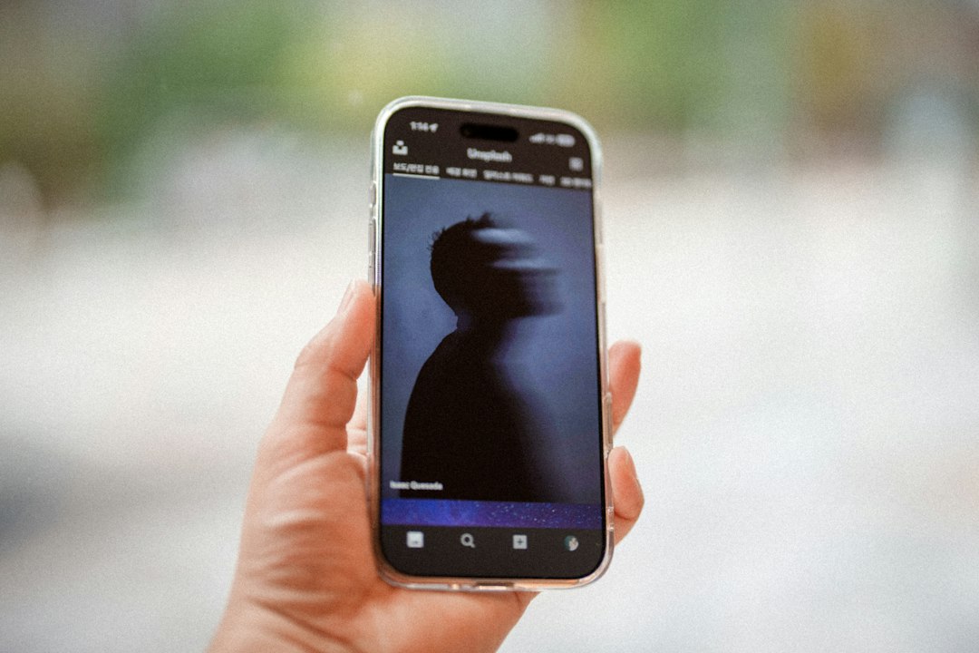 Ilustrasi penggunaan smartphone dan teknologi digital