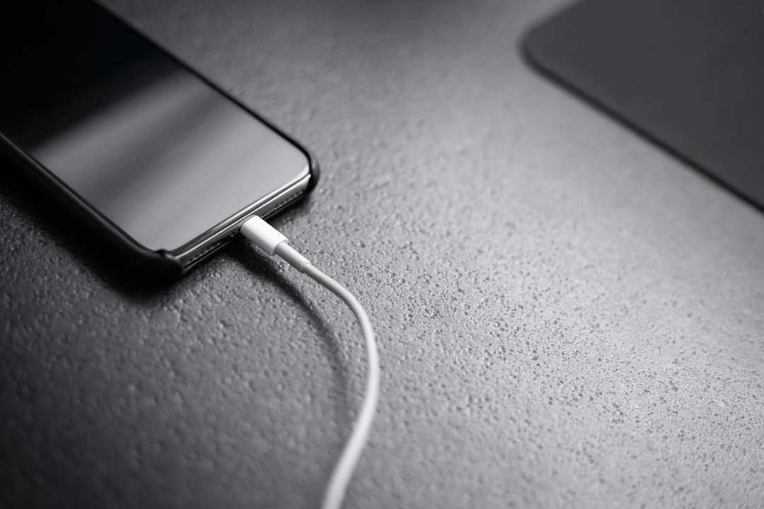 Kabel pengisian daya USB-C di dekat perangkat elektronik